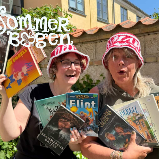 Bibliotekarerne står klar med favnen fuld af børnebøger skrevet af danske forfattere