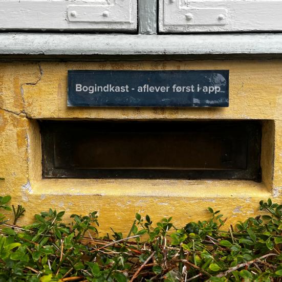 Billede af brevsprække til bogindkast uden for åbningstid