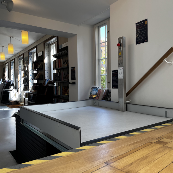 Billed af platform lift på Dragør Bibliotek