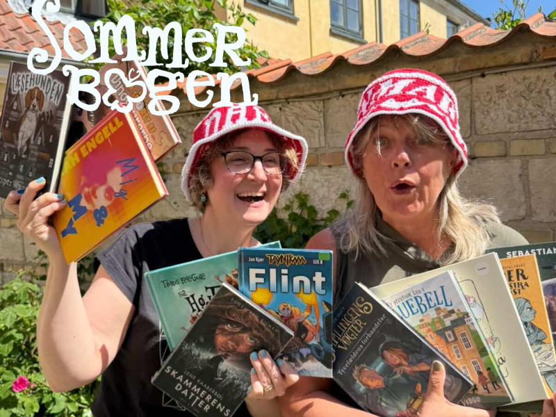 Bibliotekarerne står klar med favnen fuld af børnebøger skrevet af danske forfattere