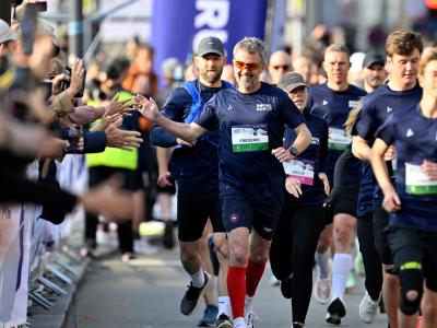 Kong Frederik løber Royal Run og giver highfives til publikum langs ruten.