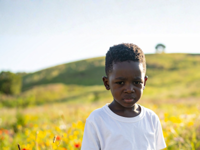 Ugandisk dreng på blomstermark