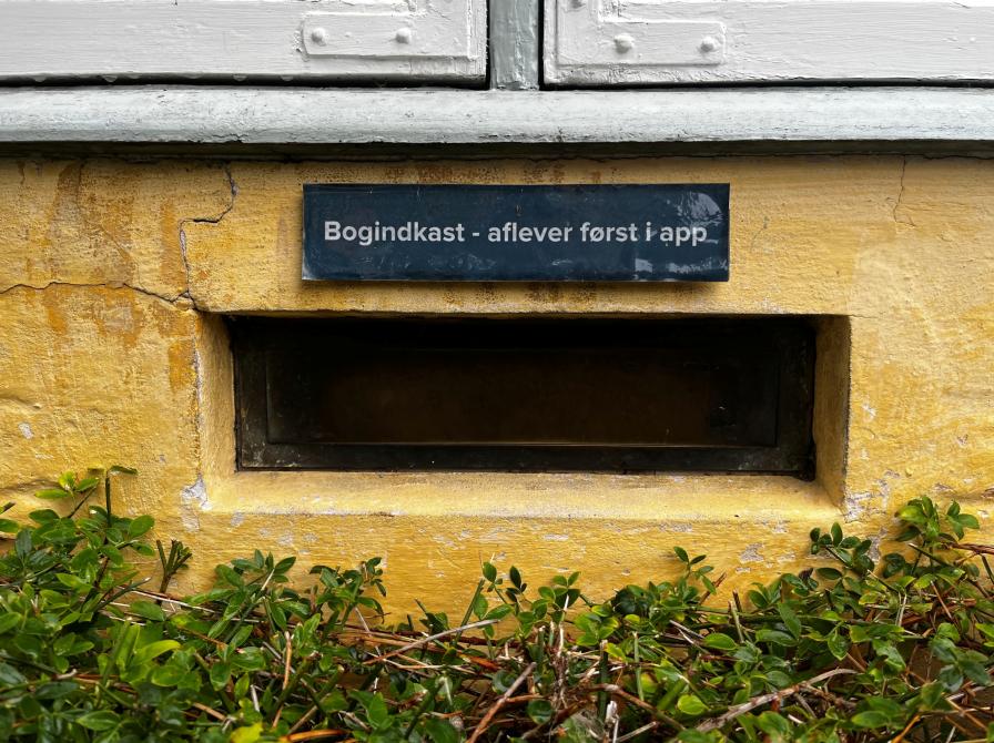 Billede af brevsprække til bogindkast uden for åbningstid