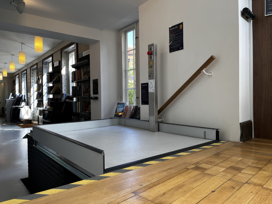 Billed af platform lift på Dragør Bibliotek