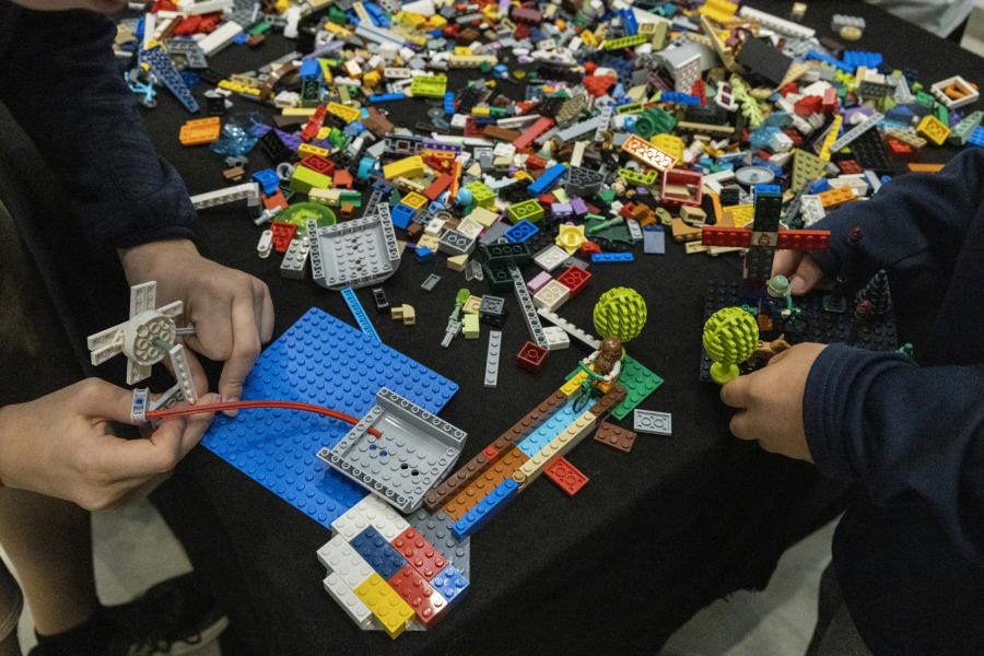 Børn bygger med lego
